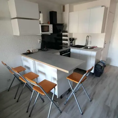 Cosy 4 Personnes Et Un Bebe *